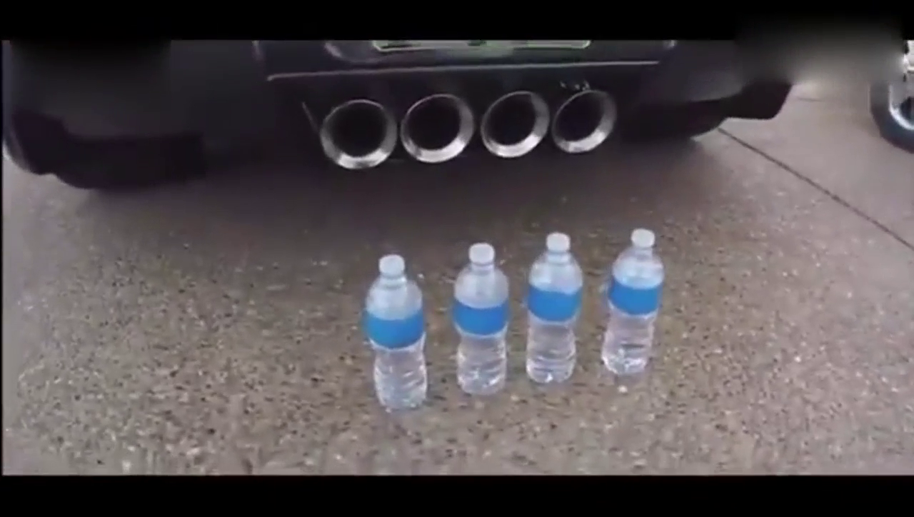 跑车排气管后放四瓶矿泉水,一脚油门踩下去,霸气十足!