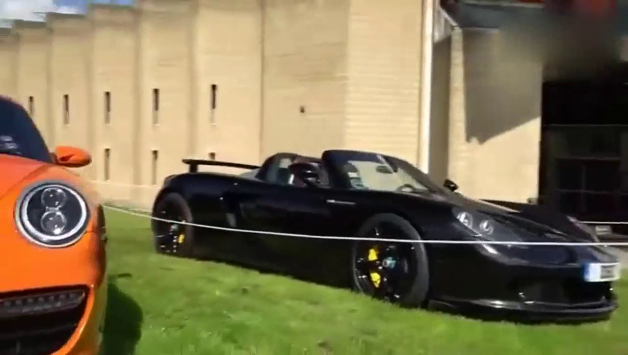 草地车展，青色兰博基尼引人驻足