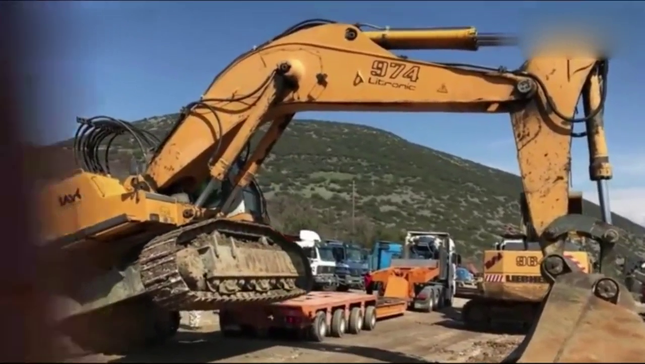 卡车运输利勃海尔974挖掘机，从未见过这种上车方式