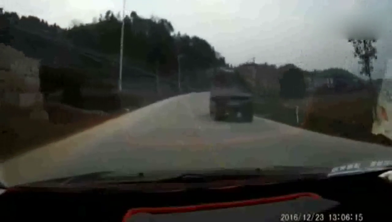 卡车为躲避电动车竟然撞向轿车，这是打死都不减速的吗？