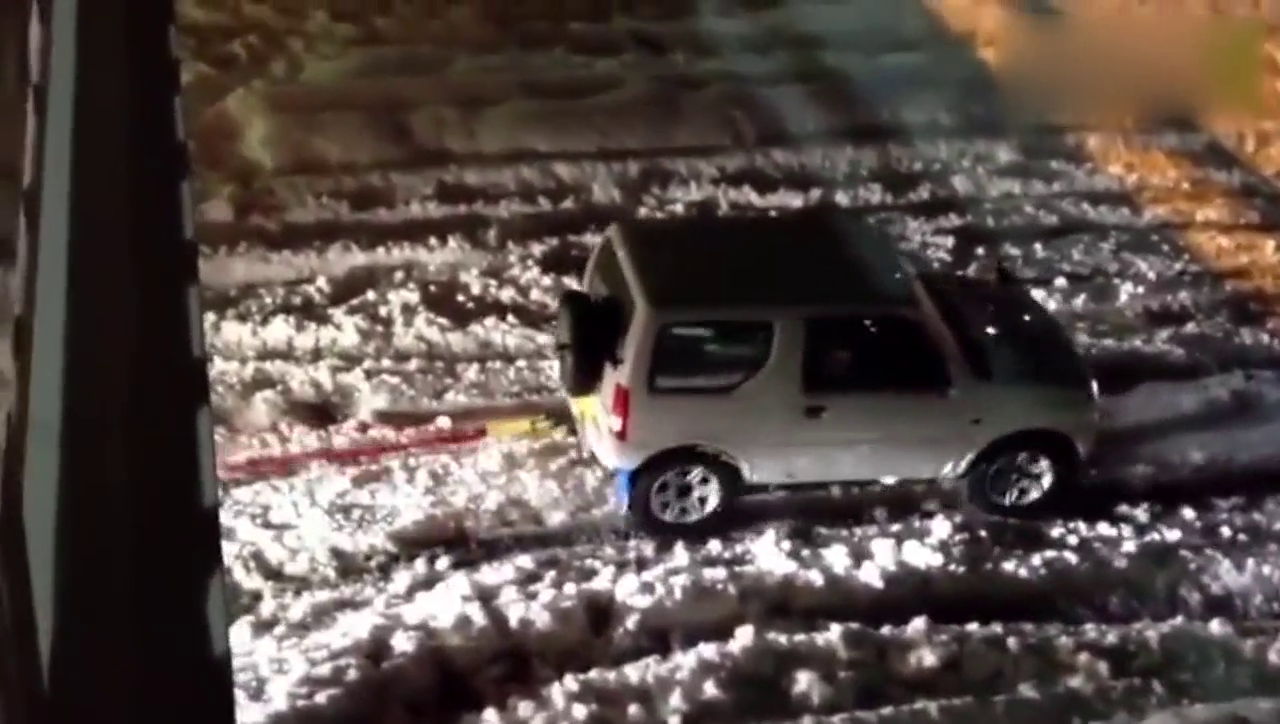 大卡车抛锚在路上，吉姆尼挂上拖钩后瞬间霸气侧漏！