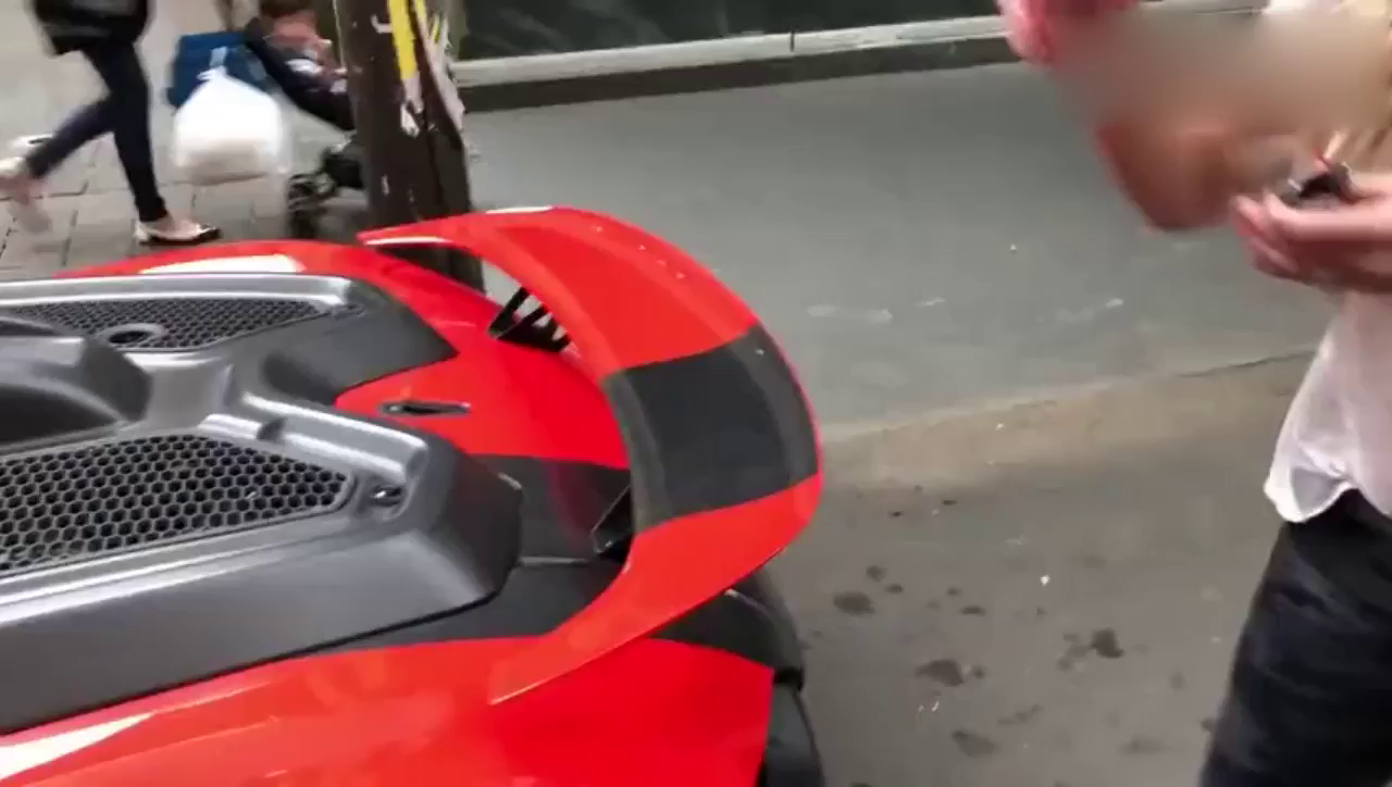 拿出VUHL跑车的钥匙我蒙了，装上方向盘后果然霸气了