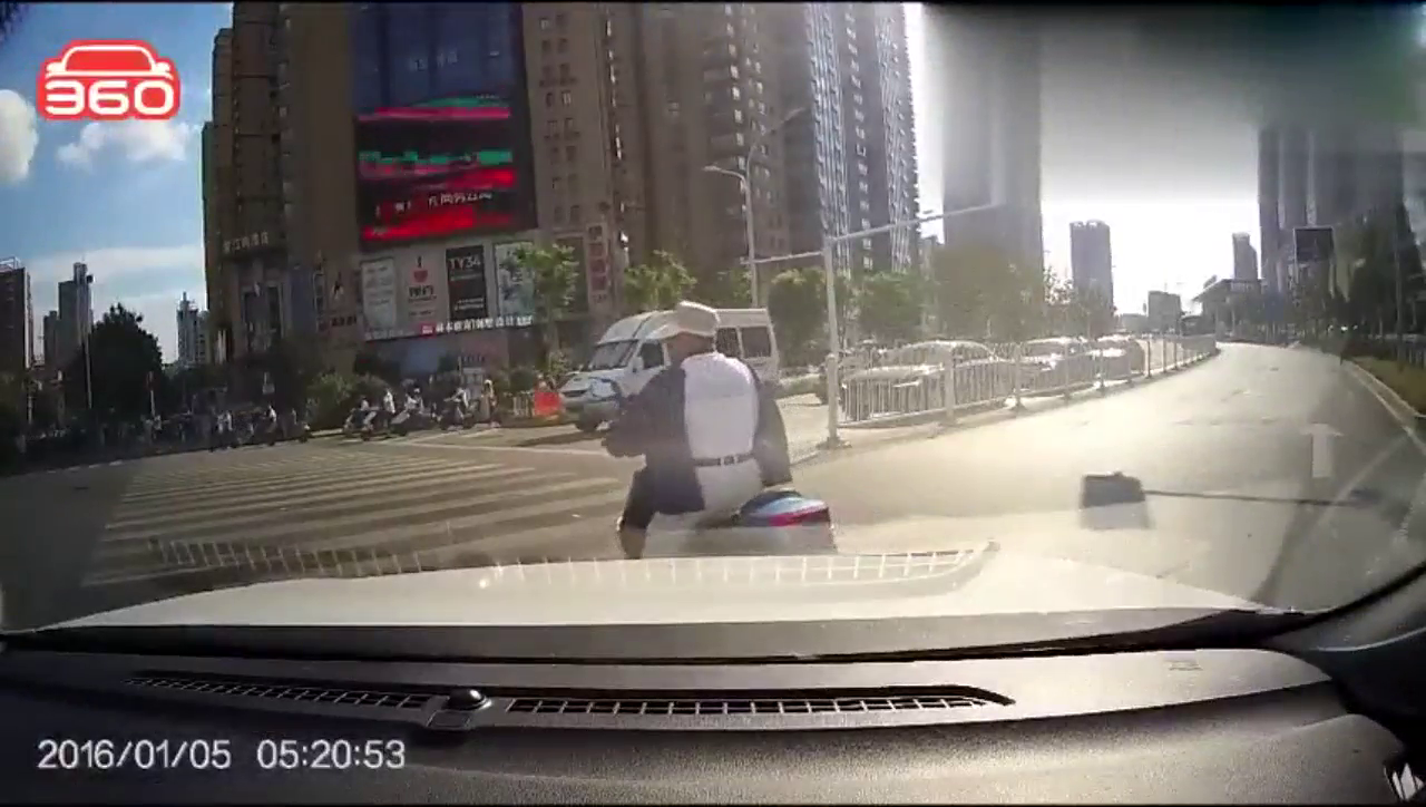 右转时，电动车横穿马路，幸好司机把刹车踩到底了