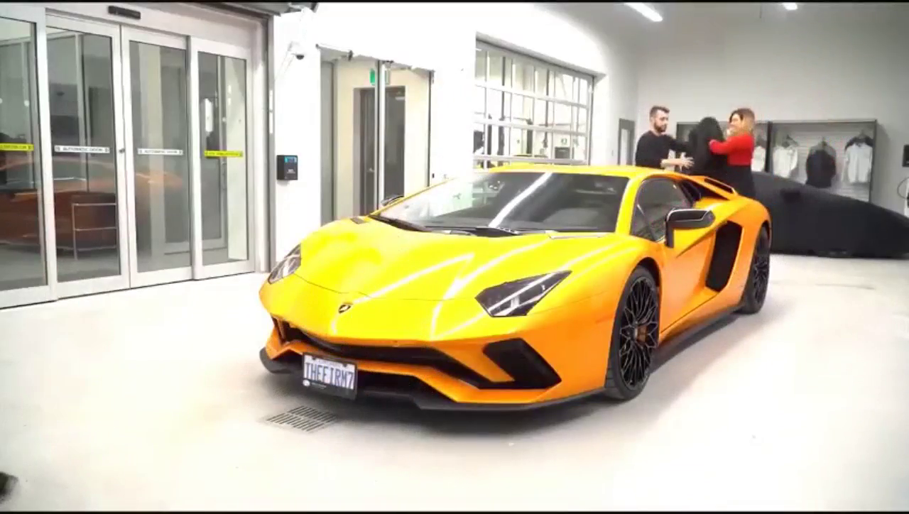 买兰博基尼跑车送了一件外套，穿上以后才知道有多霸气！