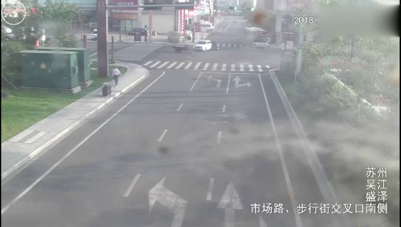 两辆电动车左右夹击 无辜轿车腹背受敌