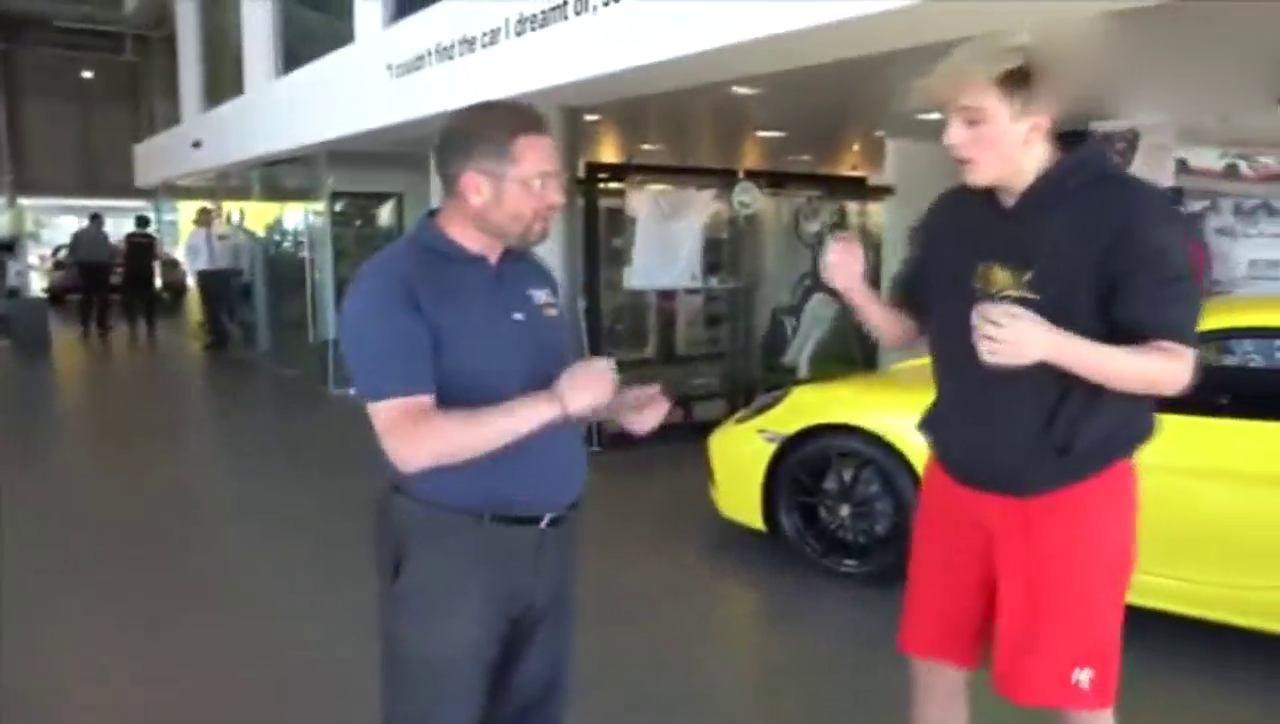 男子推着两车硬币去买跑车，4S老板看到两眼放光！