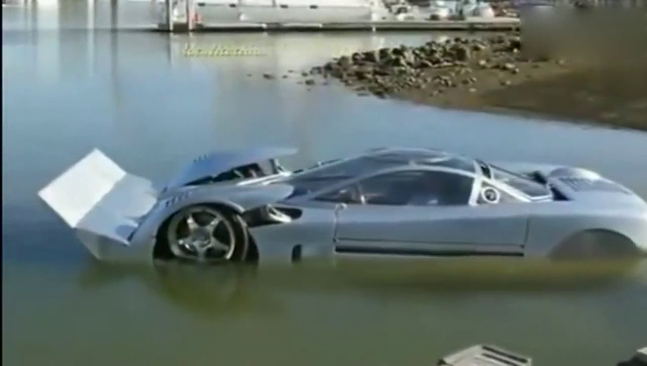 男子痛改跑车 能在水上行驶，速度不比一般游艇慢！