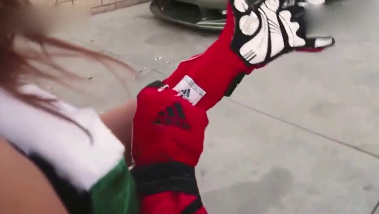 女土豪开跑车去送圣诞礼物，打开车门那一刻太霸气了