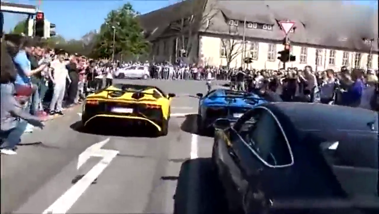 同款跑车路口相遇，狂轰油门，谁也不服谁！