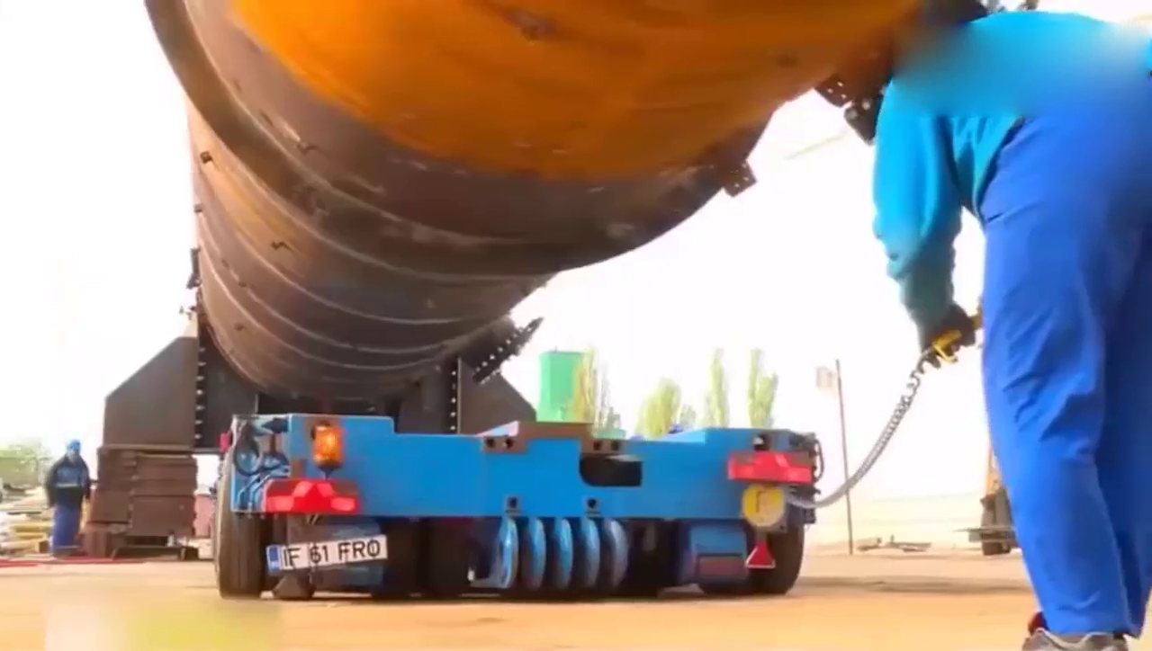 这辆卡车有132个轮子，需要四个司机同时操作！