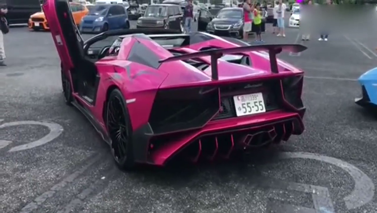 兰博基尼骚粉色跑车了解一下 美女从跑车里下来确实很心动！