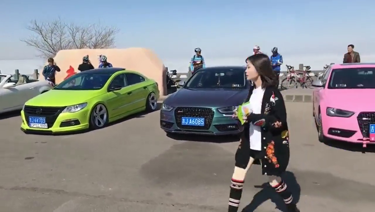 各种颜色的改装车，可以拼成彩虹了