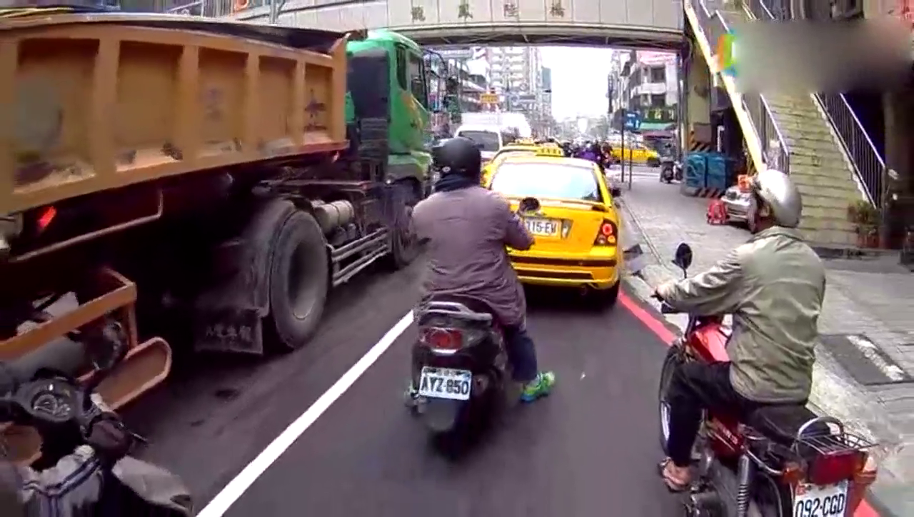 大卡车爆胎瞬间 吓死宝宝了