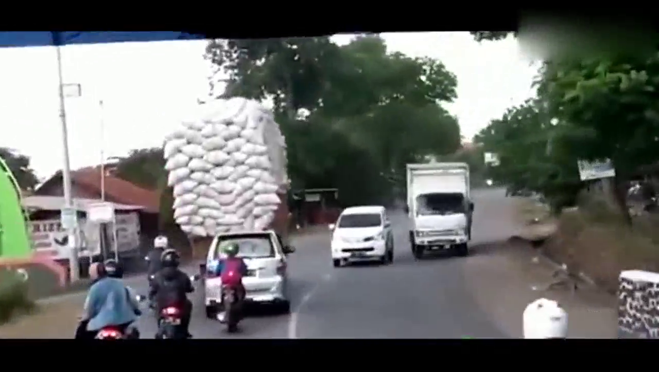 大卡车这样开车真是厉害了，但是我只服摩托车，太勇敢了！