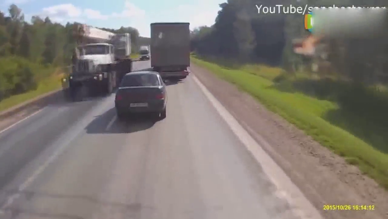 小轿车逆行超车被对面的卡车撞得稀烂