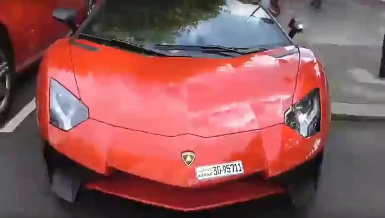 美女开捷豹跑车去兰博基尼4s店，进门秒提敞篷车明白什么是霸气