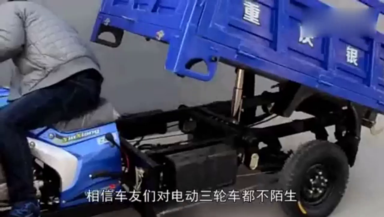 老人骑着电动车，带着8个人横穿马路，不料被大货车撞