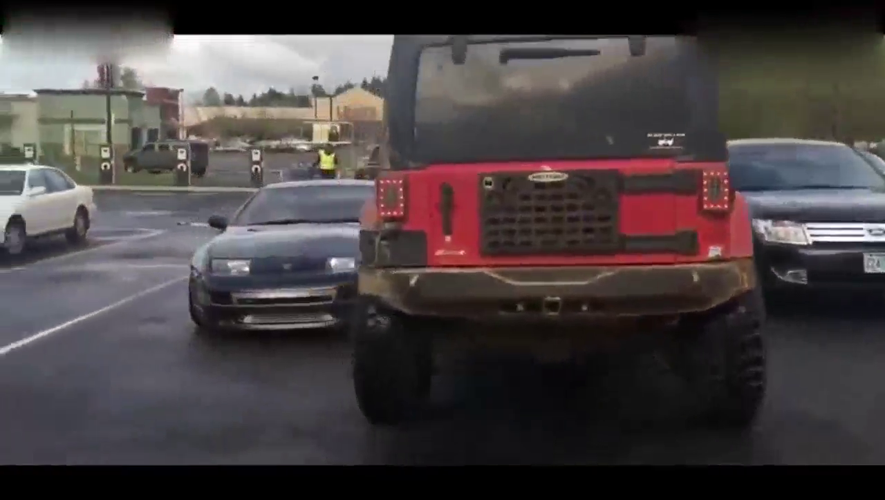 跑车占了吉普车的车位 很快跑车车主就后悔了