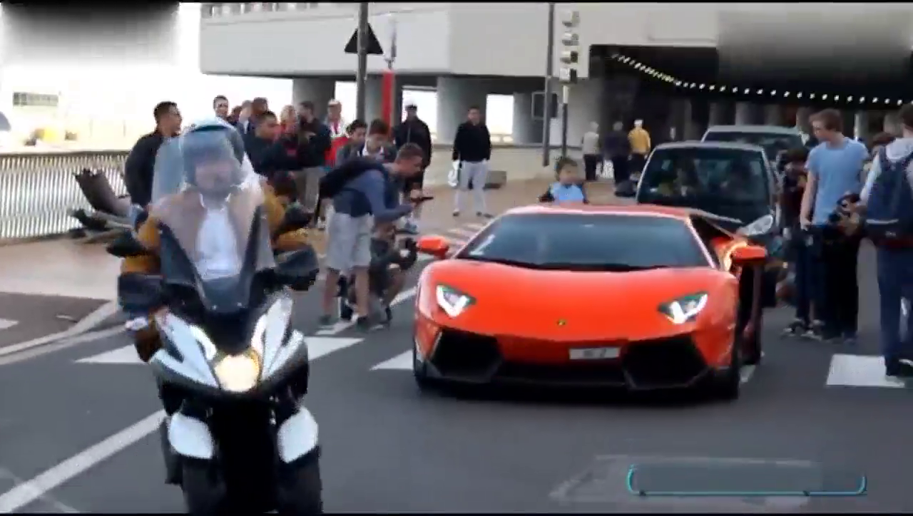 跑车驾驶员打开车窗的那一刻，路人的三观彻底被毁了！