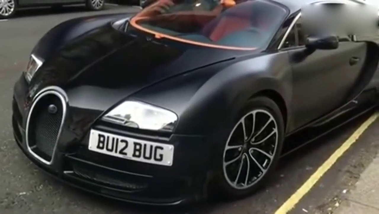 马路上出现一辆三千万布加迪跑车 围观群众可真不少！