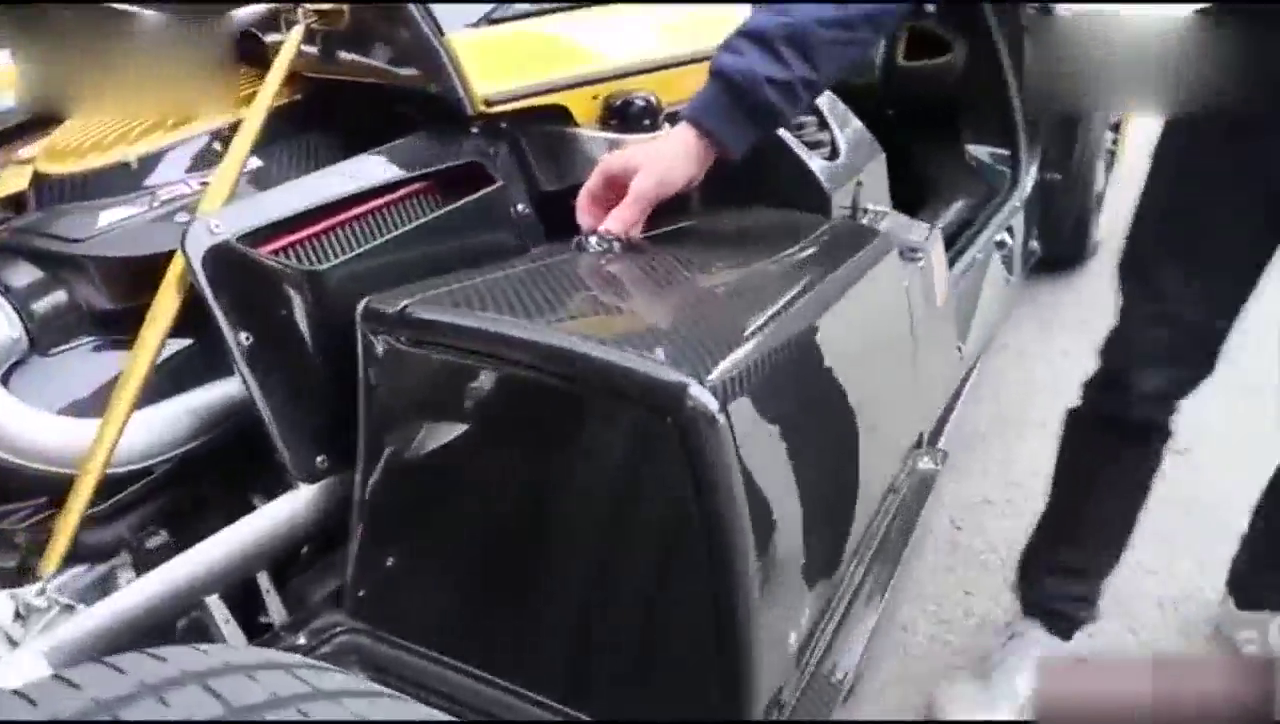 2000万的帕加尼跑车，刚买到手，车主打开储物箱竟然是这样