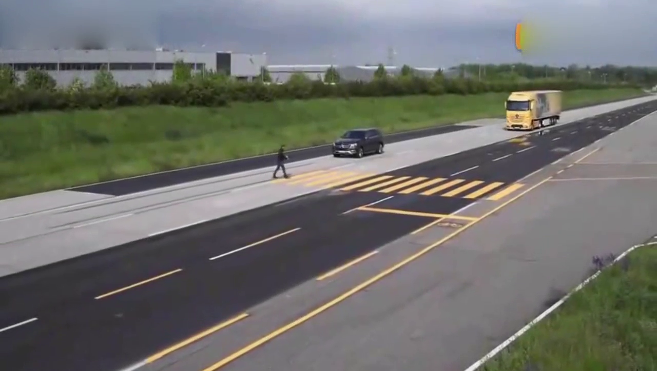 一切高科技都是为安全服务的，未来奔驰大卡车的各种黑科技