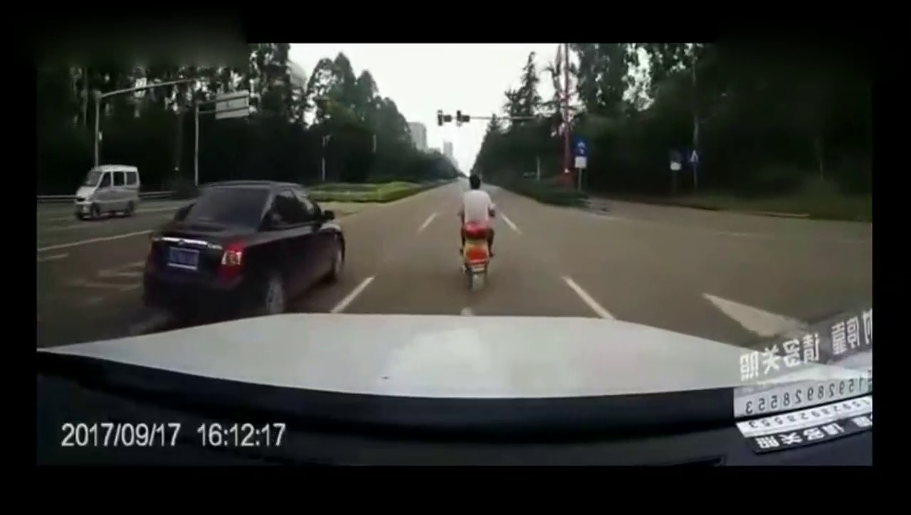 任性的电动车，任凭按爆了喇叭还是无动于衷！