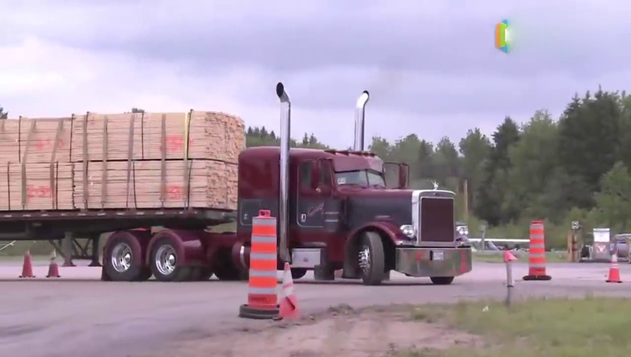 卡车满载直线加速，这力量太厉害了