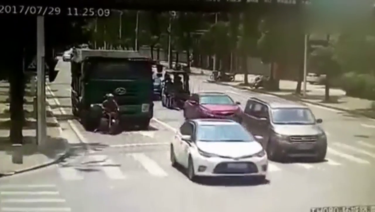 绿灯刚一亮, 摩托车小伙就穿行到大卡车前面, 下一秒悲剧了