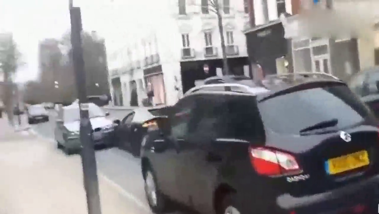 心疼啊！女司机开超级跑车上街，结果没帅三秒就悲剧发生了