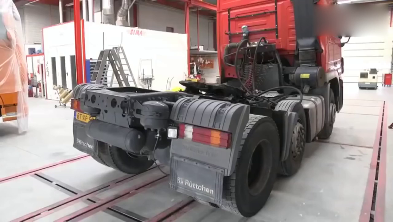 卡车的车身底盘断掉了，看老外是怎么把它给修复回去的