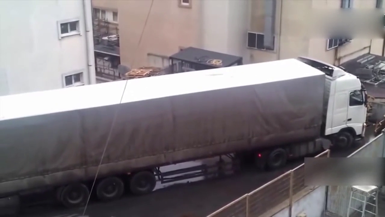 卡车没路走了，看怎么掉头出来的