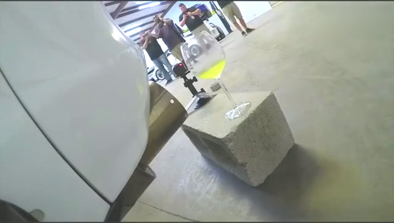 有钱烧的，土豪玻璃杯放在跑车排气管后面结果尴尬了！