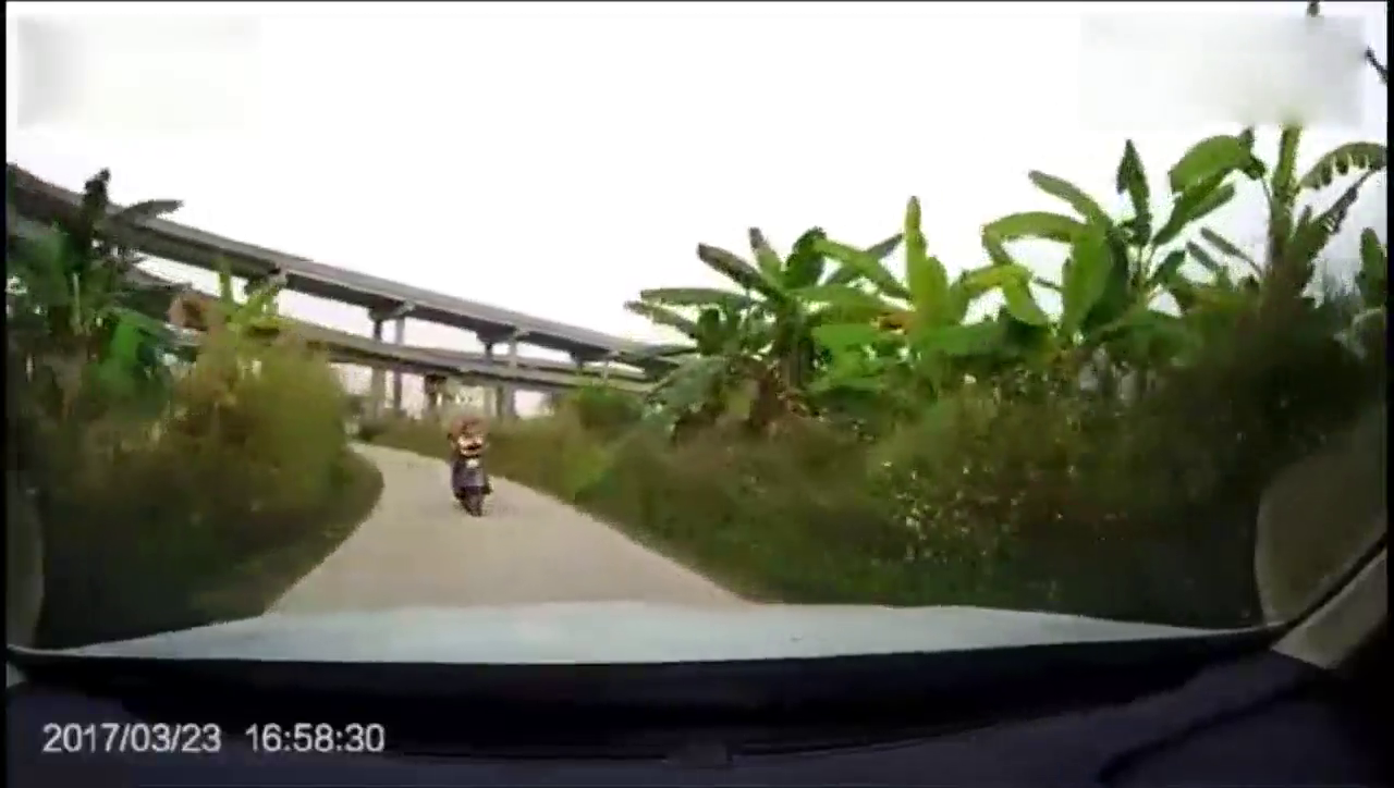 开的已经够慢了，还是被冲过来的电动车撞了