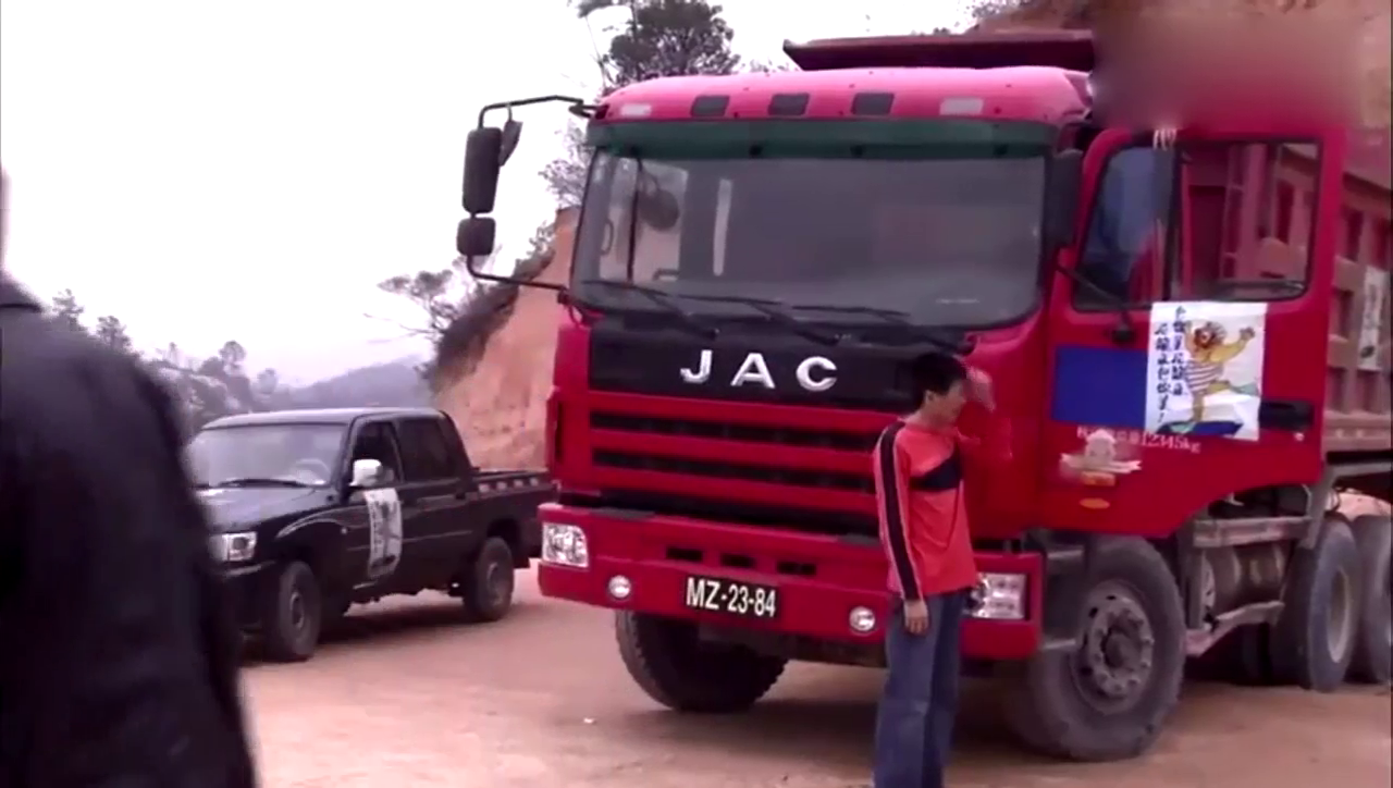 农村媳妇被老总刁难，丈夫一个电话找来几十辆卡车，霸气