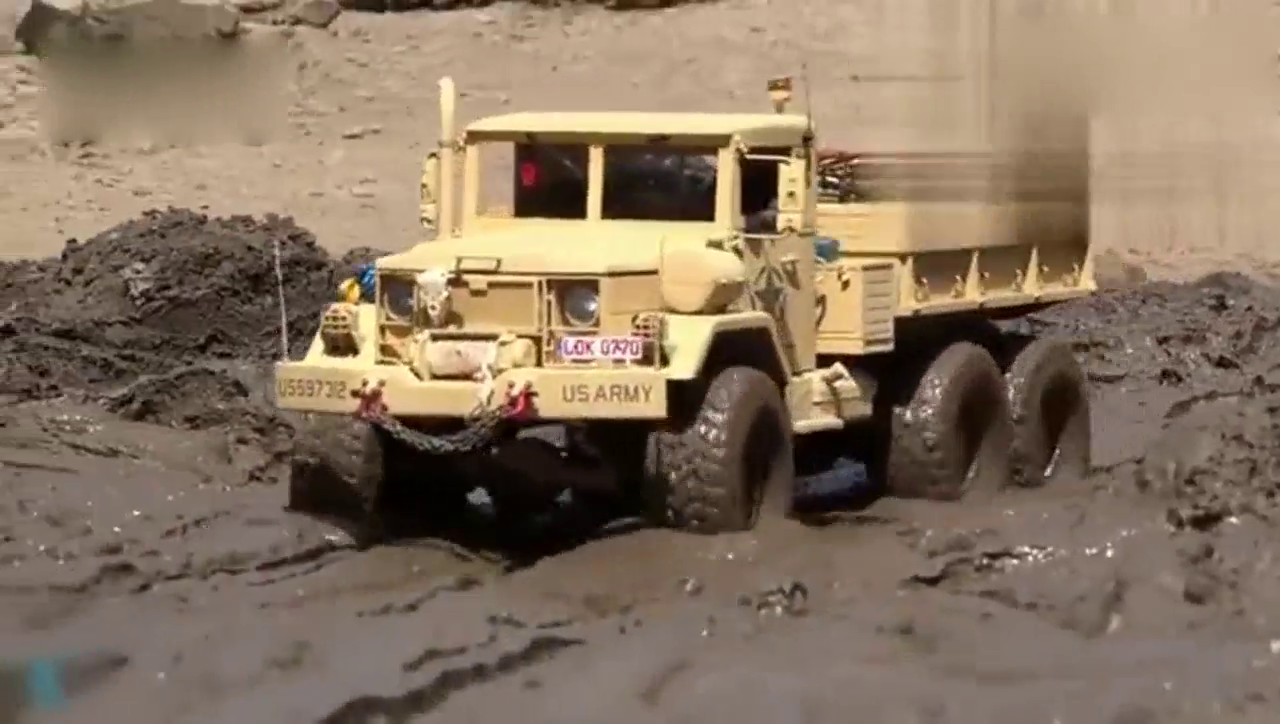 RC军用卡车泥地撒欢，这货做的好逼真，太漂亮了