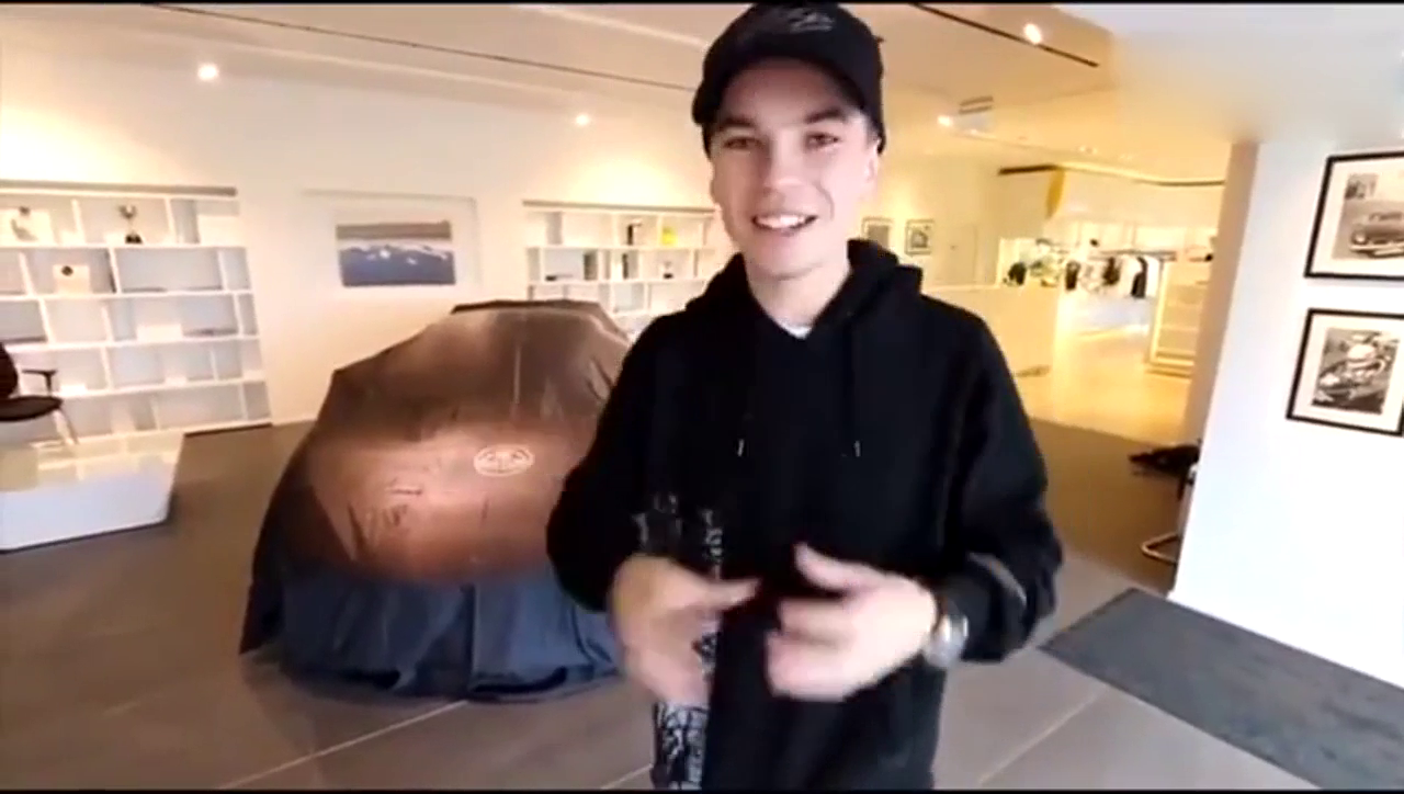 一辆跑车作为生日礼物,拉开遮车布真的豪!