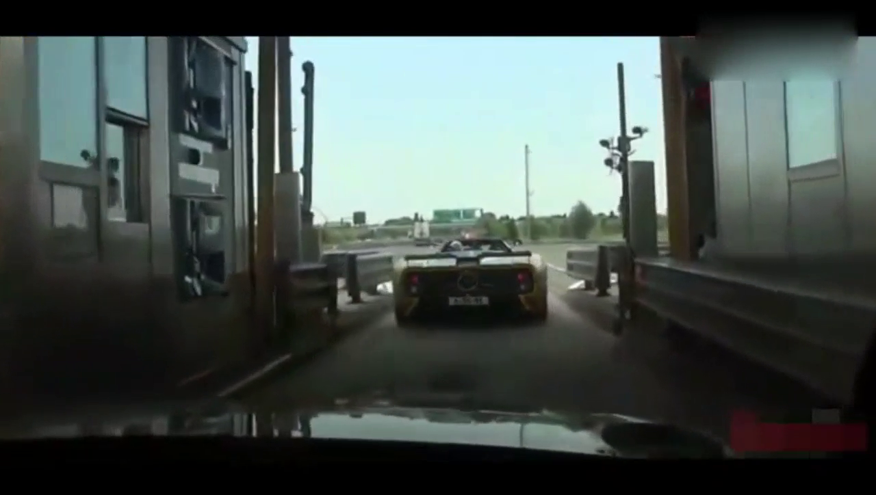 一群超级跑车在高速上疯狂飙车，网友：不作就不会死