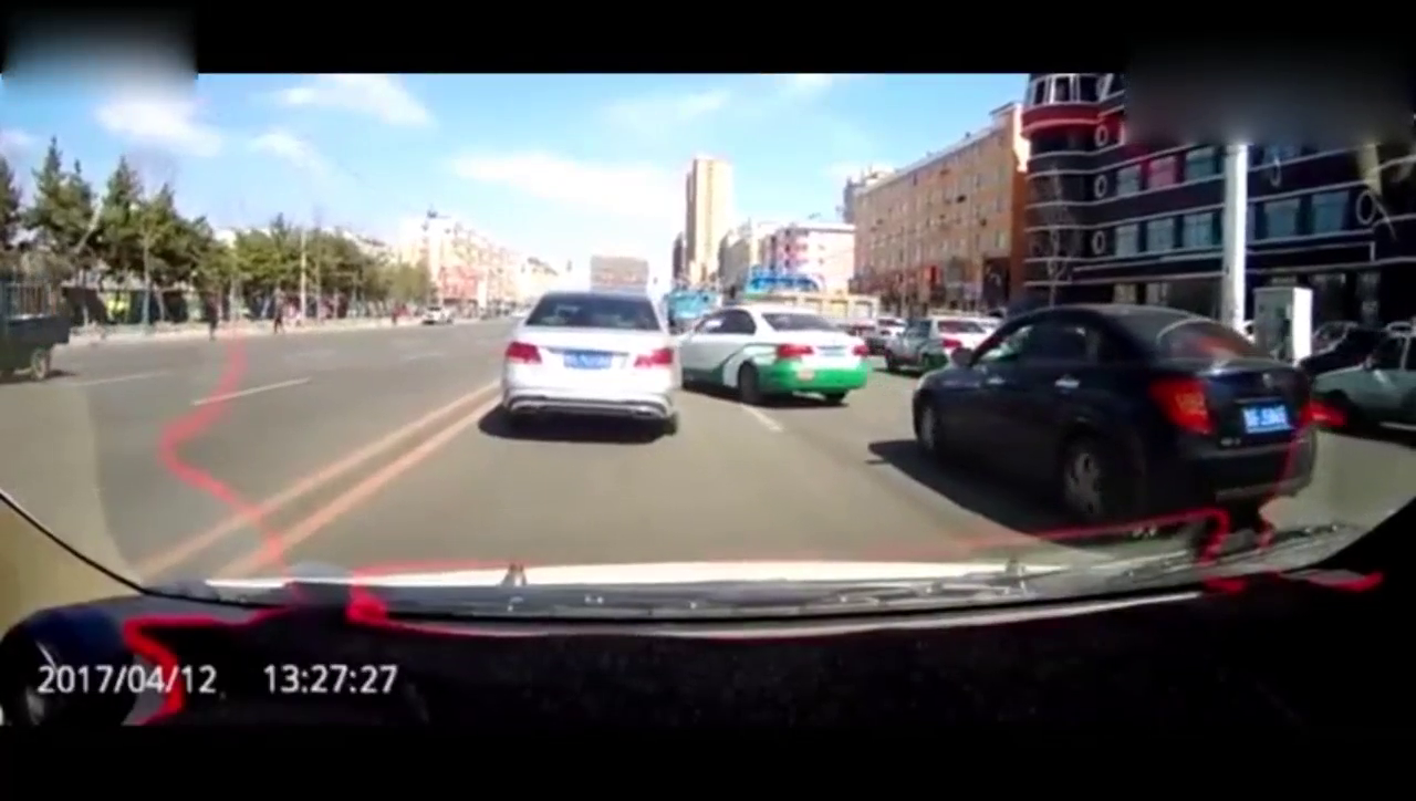 出租车变道加塞，终于把后面的奔驰哥惹火了！