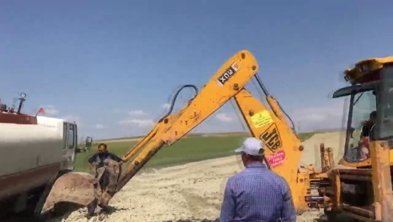 卡车陷车无法动弹，满满一车污水就地排放