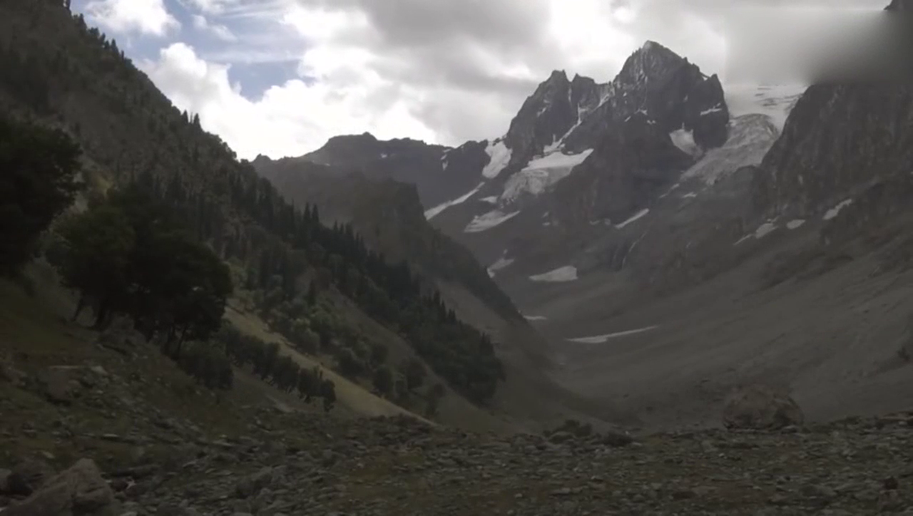 印度盘山公路上的卡车
