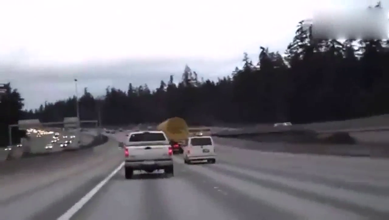 厉害了!这辆卡车有2位司机同时在开!