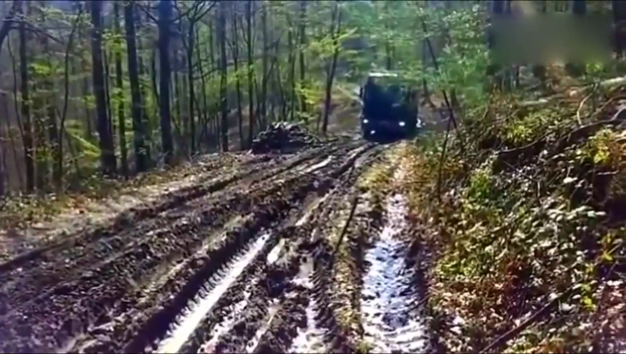 卡车驾驶技能通过泥路