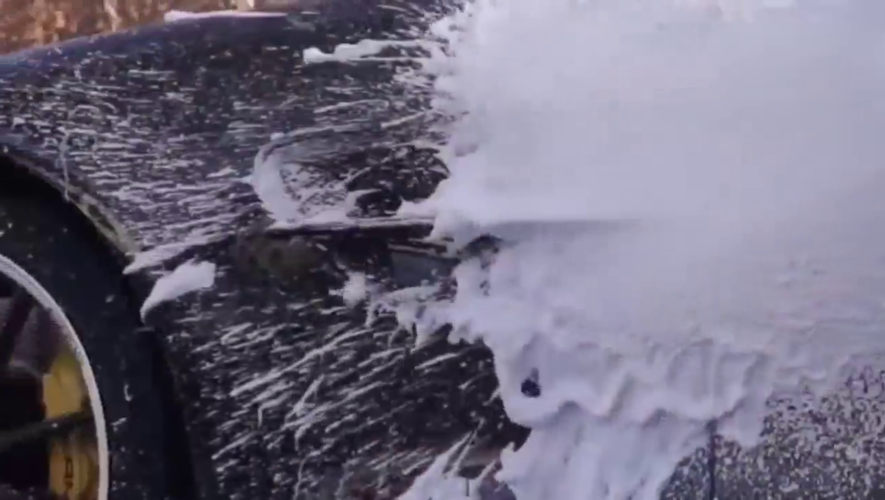 给奔驰GTR跑车做专业的洗车护理 ，卸掉车轮那一刻看着舒服