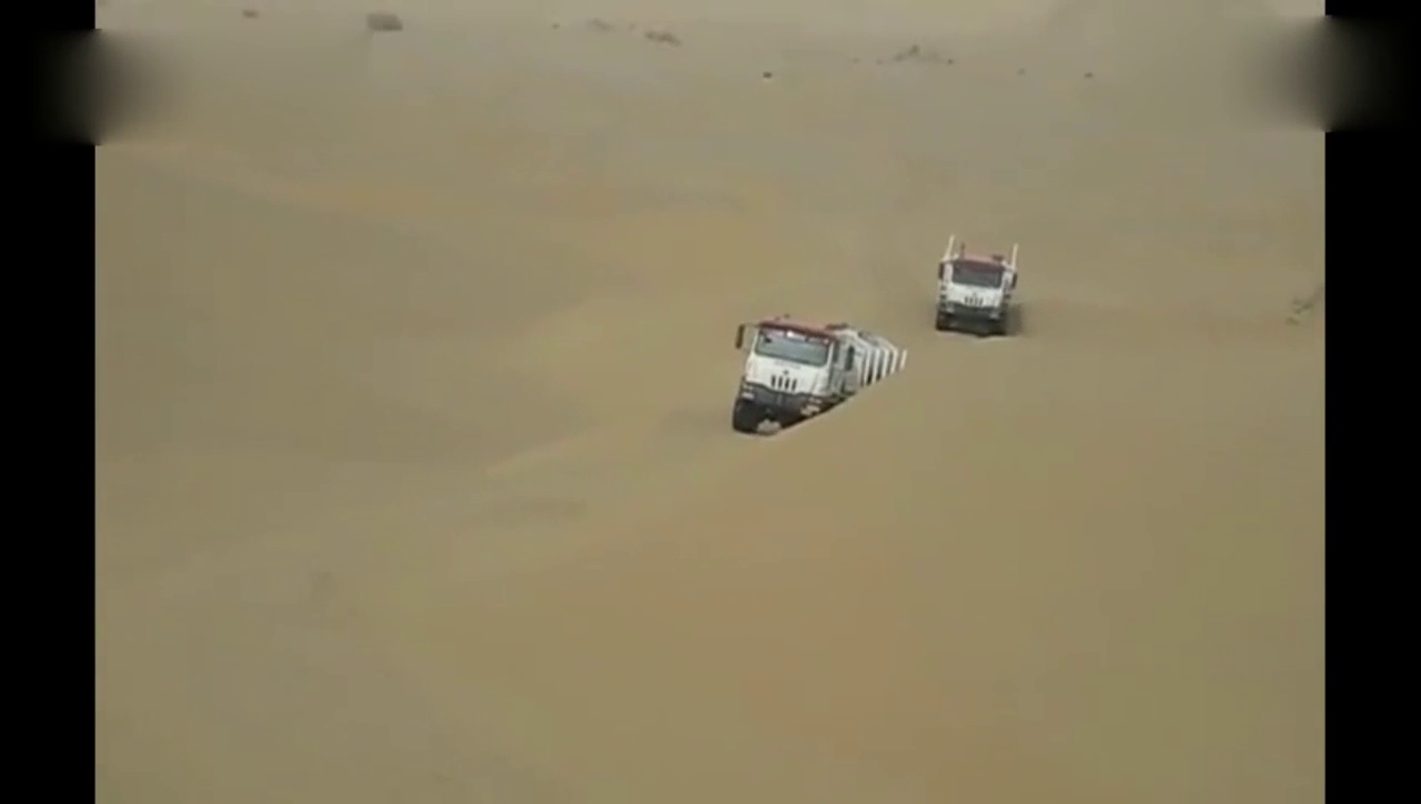 沙漠上估计只能这种卡车能开的过去