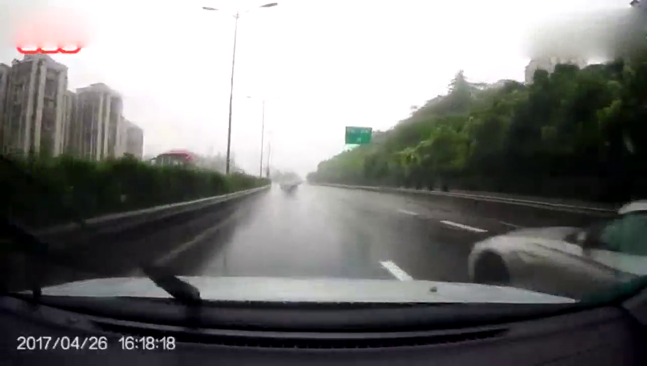 行车记录仪：下雨天开跑车速度还这么快，不为你着想也替别人想想