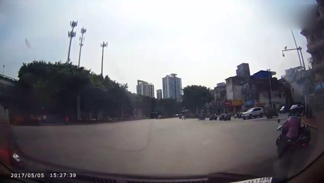 行车记录仪：准备右转，却被电动车怼了，骑车不看路啊