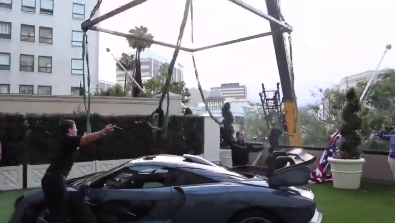 土豪购买了车展的迈凯伦 这运输的方式也太霸气了