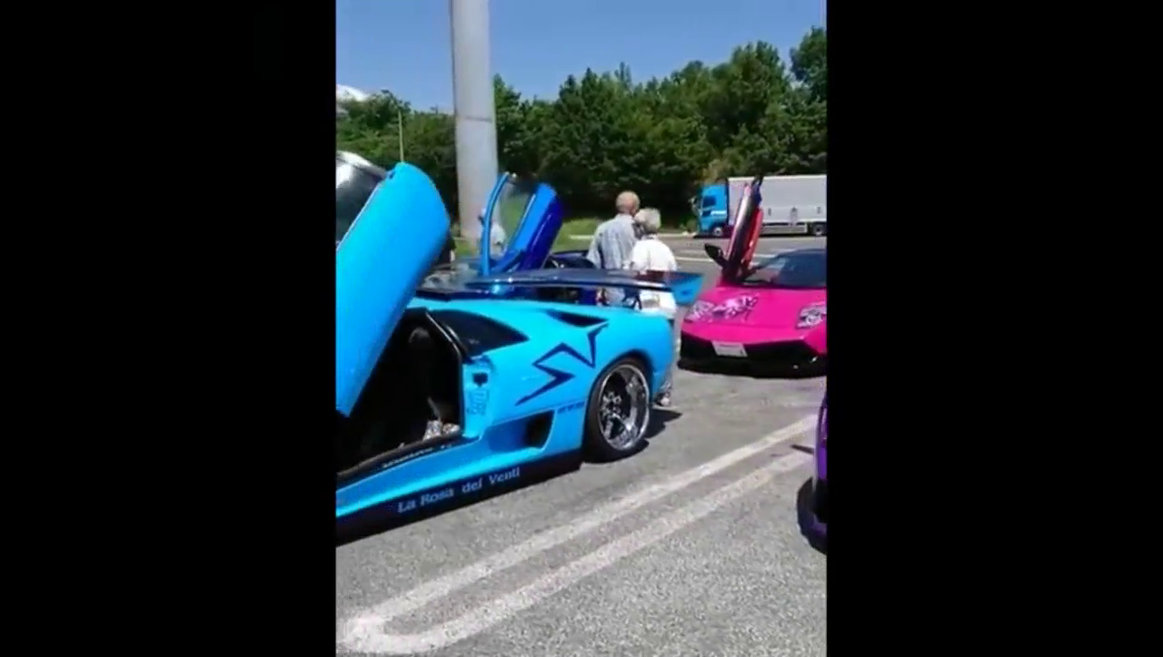 豪华跑车聚会，各种颜色，你喜欢哪一辆呢