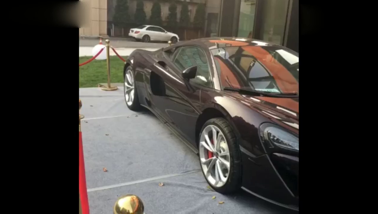 豪华跑车 车门两边是进气孔吗